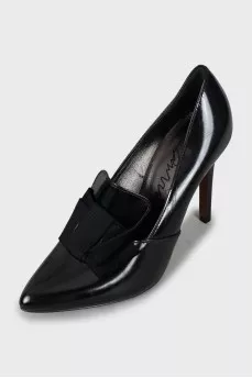 Stiletto heels decorated with a bow