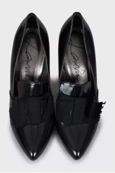 Stiletto heels decorated with a bow