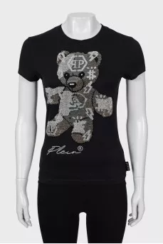 Tight T-shirt decorated with rhinestones