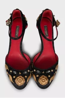 Textile shoes with medium heels