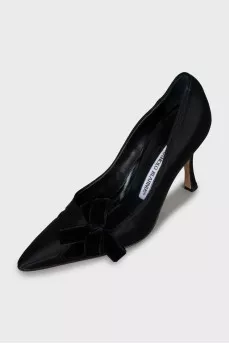Textile shoes decorated with bows