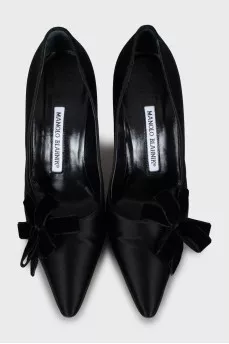Textile shoes decorated with bows