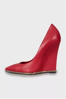 Leather shoes with a figured wedge heel