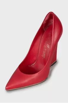 Leather shoes with a figured wedge heel