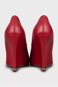 Leather shoes with a figured wedge heel