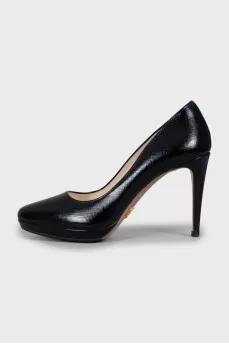 Patent leather shoes with embossing