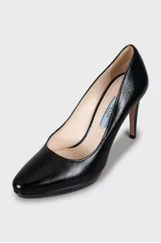 Patent leather shoes with embossing