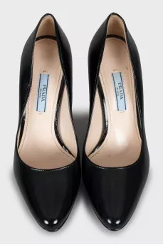 Patent leather shoes with embossing