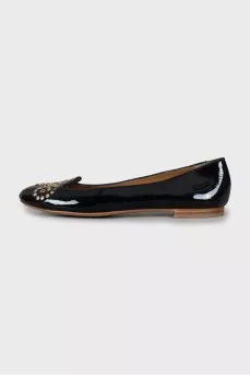 Patent leather ballet flats decorated with eyelets