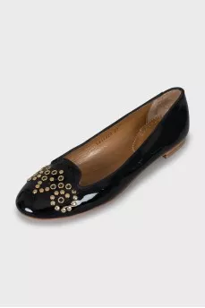 Patent leather ballet flats decorated with eyelets
