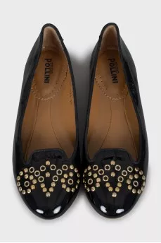 Patent leather ballet flats decorated with eyelets