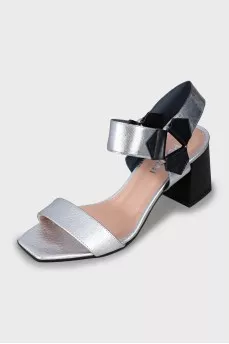 Leather sandals with contrasting heels
