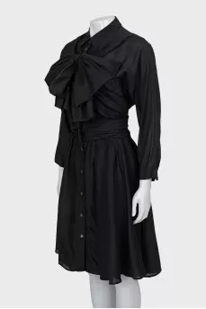 Fitted dress with bow