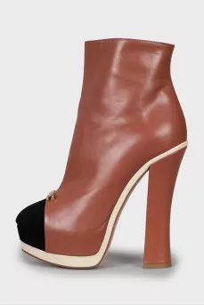 Leather ankle boots with a figured heel