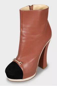 Leather ankle boots with a figured heel