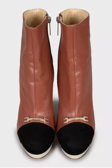 Leather ankle boots with a figured heel