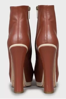 Leather ankle boots with a figured heel