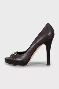 Leather shoes with embossed sole and tag