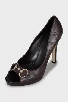 Leather shoes with embossed sole and tag