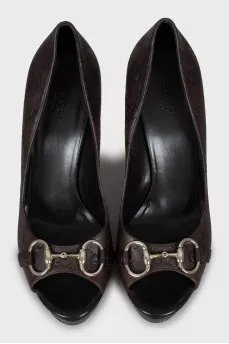Leather shoes with embossed sole and tag