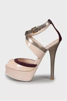 Patent leather sandals with suede insert