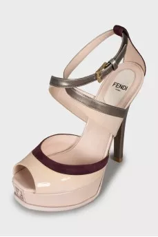 Patent leather sandals with suede insert