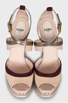 Patent leather sandals with suede insert