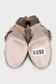 Patent leather sandals with suede insert