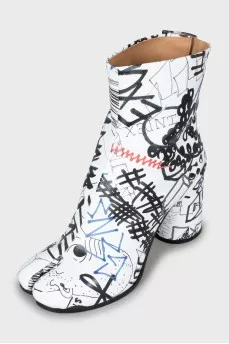 Tabi leather ankle boots with tag