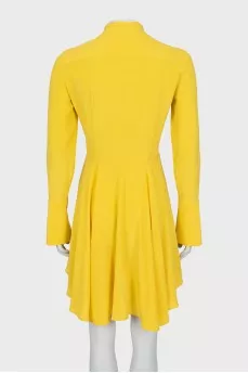 Yellow dress elongated at the back