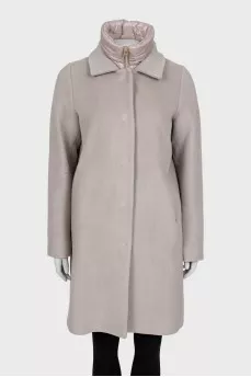 Straight coat with detachable collar