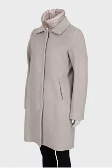 Straight coat with detachable collar