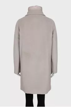 Straight coat with detachable collar
