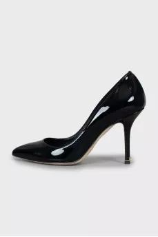 Black patent leather pumps