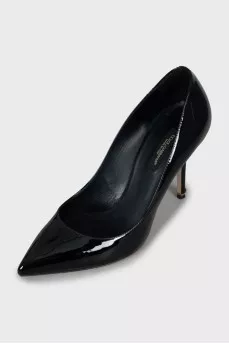 Black patent leather pumps