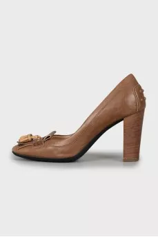 Leather shoes decorated with fringe