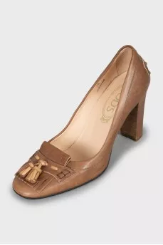 Leather shoes decorated with fringe