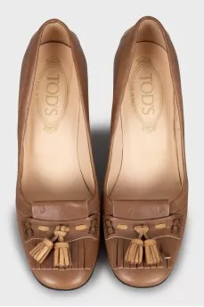Leather shoes decorated with fringe