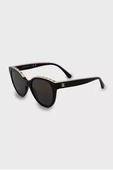 Sunglasses with logo on the frame