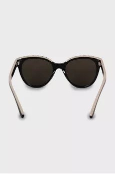 Sunglasses with logo on the frame