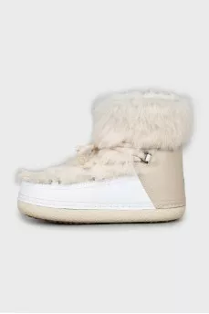 Ugg boots with laces decorated with fur