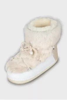 Ugg boots with laces decorated with fur