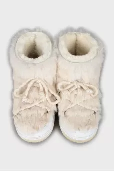 Ugg boots with laces decorated with fur