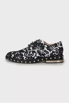Derby shoes decorated with lace