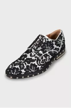 Derby shoes decorated with lace
