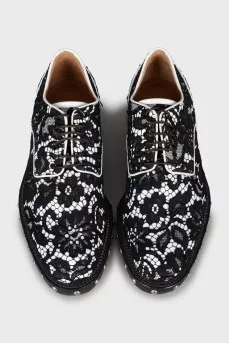 Derby shoes decorated with lace