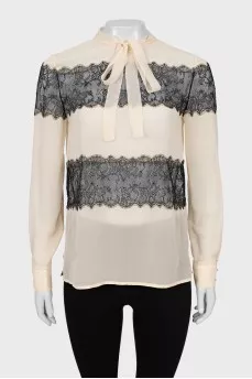 Blouse decorated with lace and tie