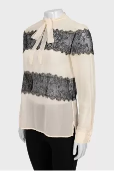 Blouse decorated with lace and tie