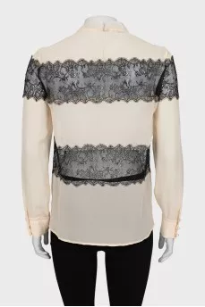 Blouse decorated with lace and tie