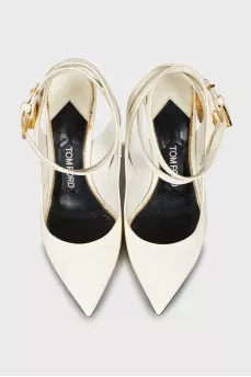 Patent leather shoes with a golden lock
